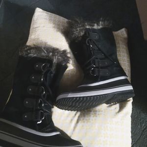 Women Sorel boots size 8